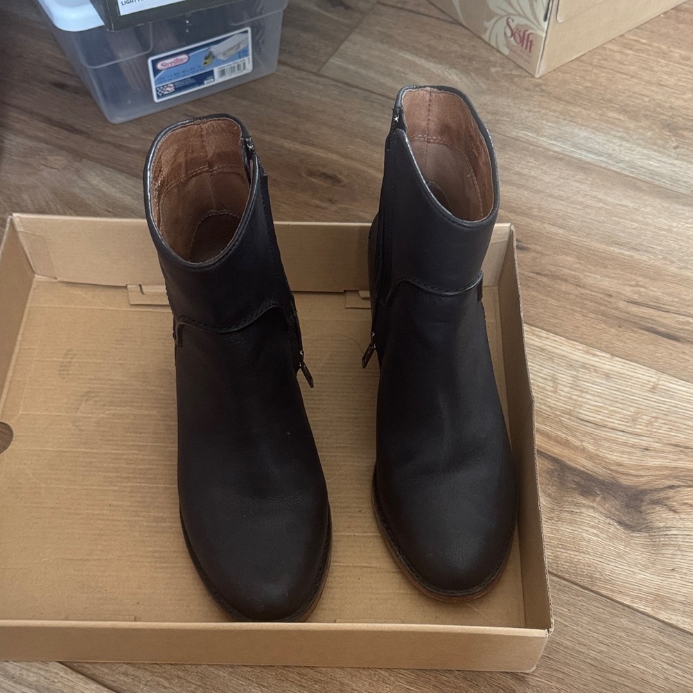Ugg Black Leather Ankle Boots